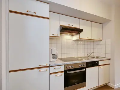 Küchenzeile mit Backofen und Spülmaschine