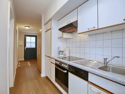 Küchenzeile mit Blick zum Eingangsbereich