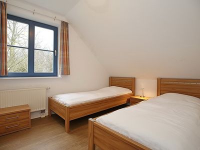 erstes Schlafzimmer mit Einzelbetten