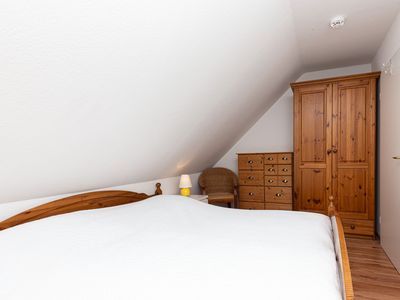 zweites Schlafzimmer mit Kleiderschrank und Kommode