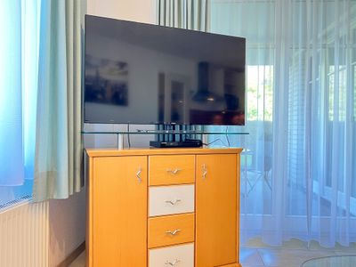 Wohnzimmer mit Blick zum TV