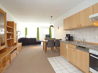 Küchenzeile mit Blick zum Wohnbereich