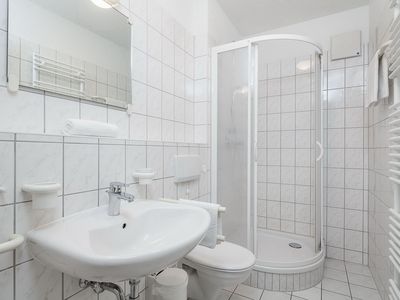 Badezimmer mit Dusche und WC