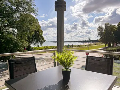 Balkon mit Gartenmöbeln