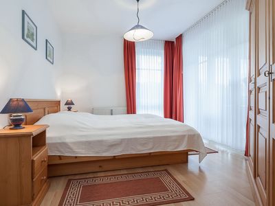 Schlafzimmer mit Doppelbett und Kleiderschrank