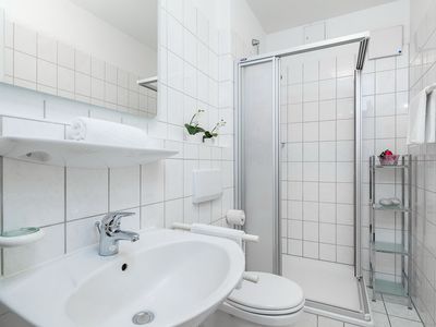 Badezimmer mit Dusche und WC