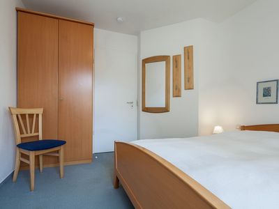 Schlafzimmer mit Kleiderschrank