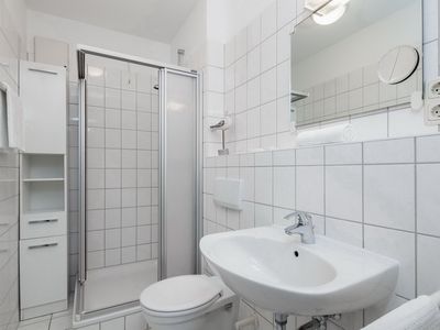 Badezimmer mit Dusche und WC