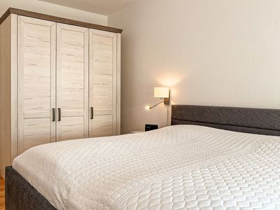 Schlafzimmer mit Kleiderschrank