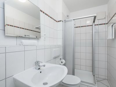 Badezimmer mit Dusche und WC