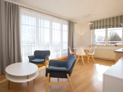 Wohnzimmer mit Sesseln und Blick zum Balkon