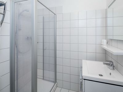 Badezimmer mit Dusche und WC