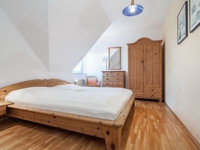 Schlafzimmer mit Doppelbett und Kleiderschrank