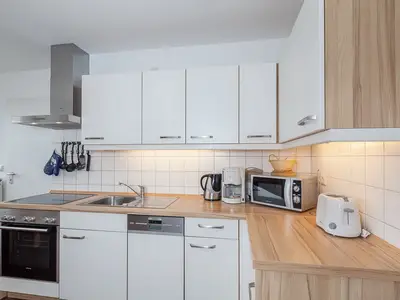 Küche mit Backofen und Spülmaschine