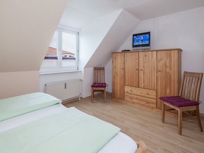 Schlafzimmer mit Kommode und Kleiderschrank