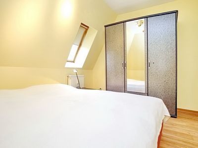 Schlafzimmer mit Doppelbett und Kleiderschrank