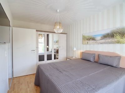 Schlafzimmer mit Doppelbett und Kleiderschrank