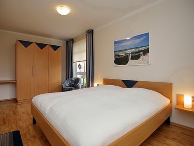 Schlafzimmer mit Doppelbett und Kleiderschrank