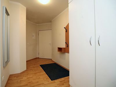 Flur mit Garderobe und Schrank