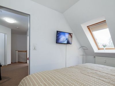 1. Schlafzimmer mit TV