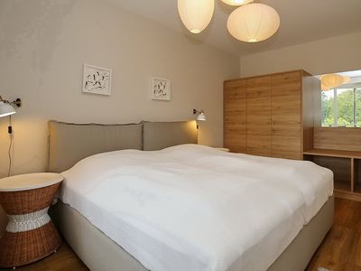 Schlafzimmer mit Doppelbett und Kleiderschrank