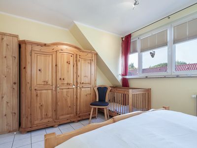 Schlafzimmer mit Doppelbett und Kleiderschrank