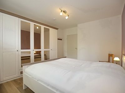 Schlafzimmer mit Kleiderschrank