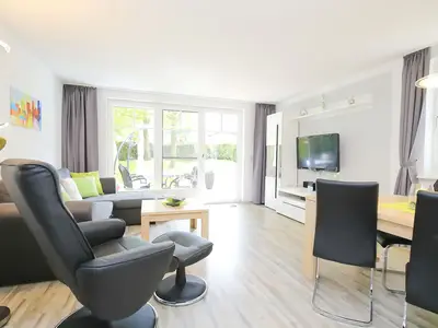 Wohnzimmer mit Blick zur Terrasse