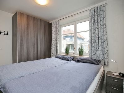 Schlafzimmer mit Doppelbett und Kleiderschrank