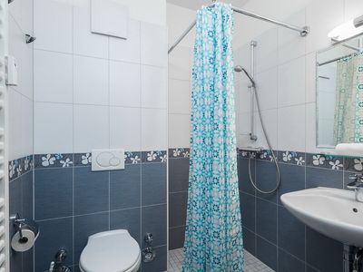 Badezimmer mit Dusche und WC