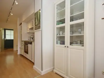 Vitrine im Wohnzimmer mit Blick zur Küche
