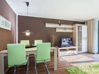 Essbereich und TV im Wohnzimmer