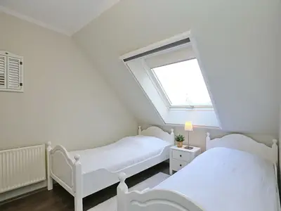 erstes Schlafzimmer mit Einzelbetten