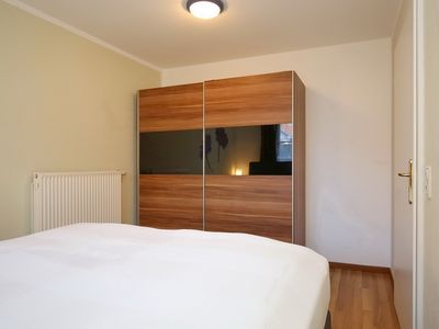 Schlafzimmer mit Doppelbett und Kleiderschrank