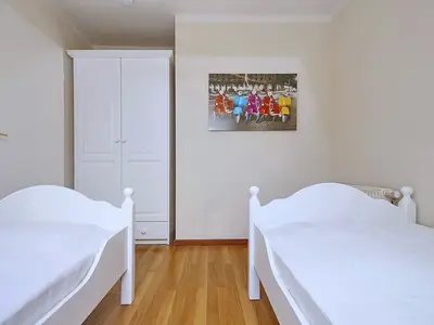 erstes Schlafzimmer mit Einzelbetten und Kleiderschrak