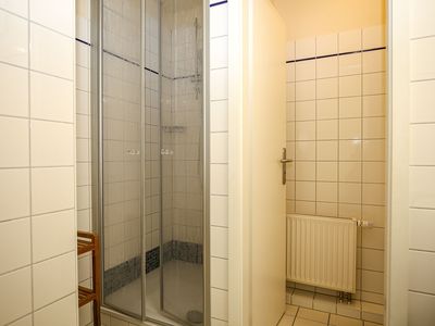 Badezimmer mit Dusche und WC