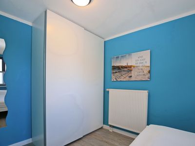 Schlafzimmer mit Doppelbett und Kleiderschrank