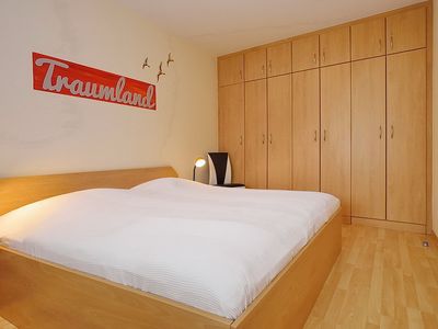 Schlafzimmer mit Doppelbett und Kleiderschrank