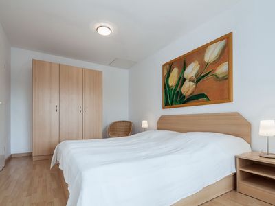 1. Schlafzimmer mit Doppelbett und Kleiderschrank