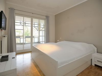 1. Schlafzimmer mit Zugang zum Balkon