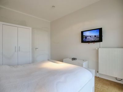 1. Schlafzimmer mit TV