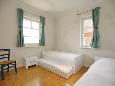 2. Schlafzimmer mit Einzelbetten und Ausziehbett