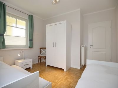 2. Schlafzimmer mit Ausziehbett und Kleiderschrank