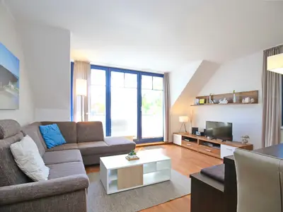 Wohnbereich mit Blick zum Balkon