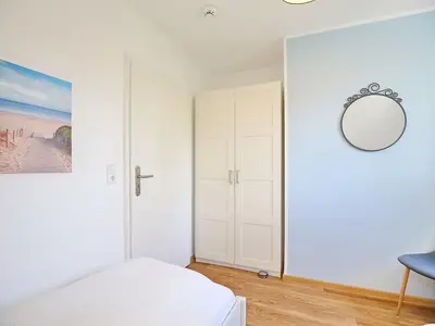 Kleiderschrank im ersten Schlafzimmer