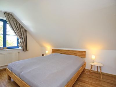 zweites Schlafzimmer im Obergeschoss mit Doppelbett