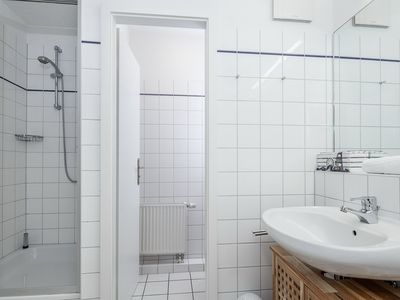 Badezimmer mit Dusche, Waschbecken und separatem WC