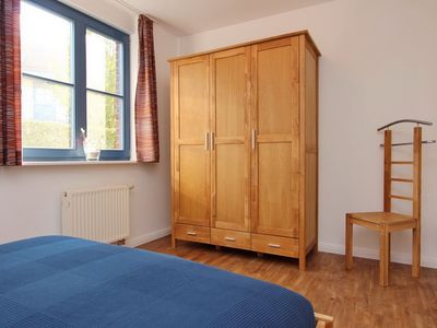 Schlafzimmer mit Doppelbett und Kleiderschrank