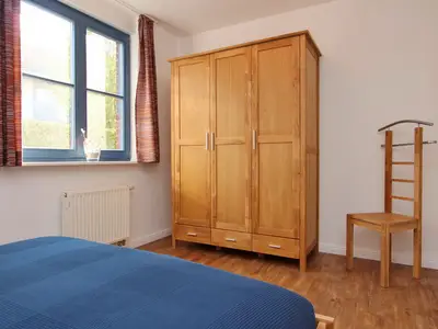 Schlafzimmer mit Doppelbett und Kleiderschrank