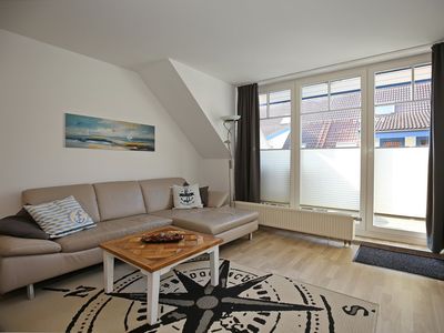 Ecksofa im Wohnbereich und Zugang zum Balkon